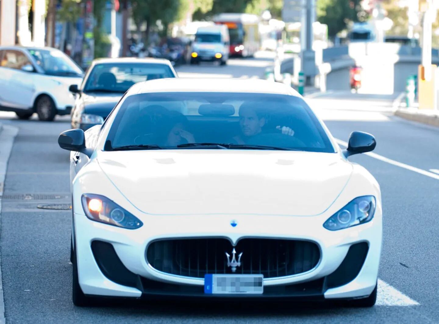 Messi en su Maserati, acompañado de Antonella