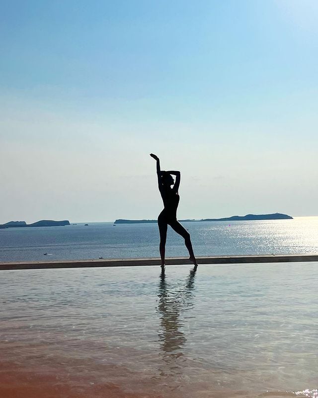 Pampita en microbiki bordo en Ibiza