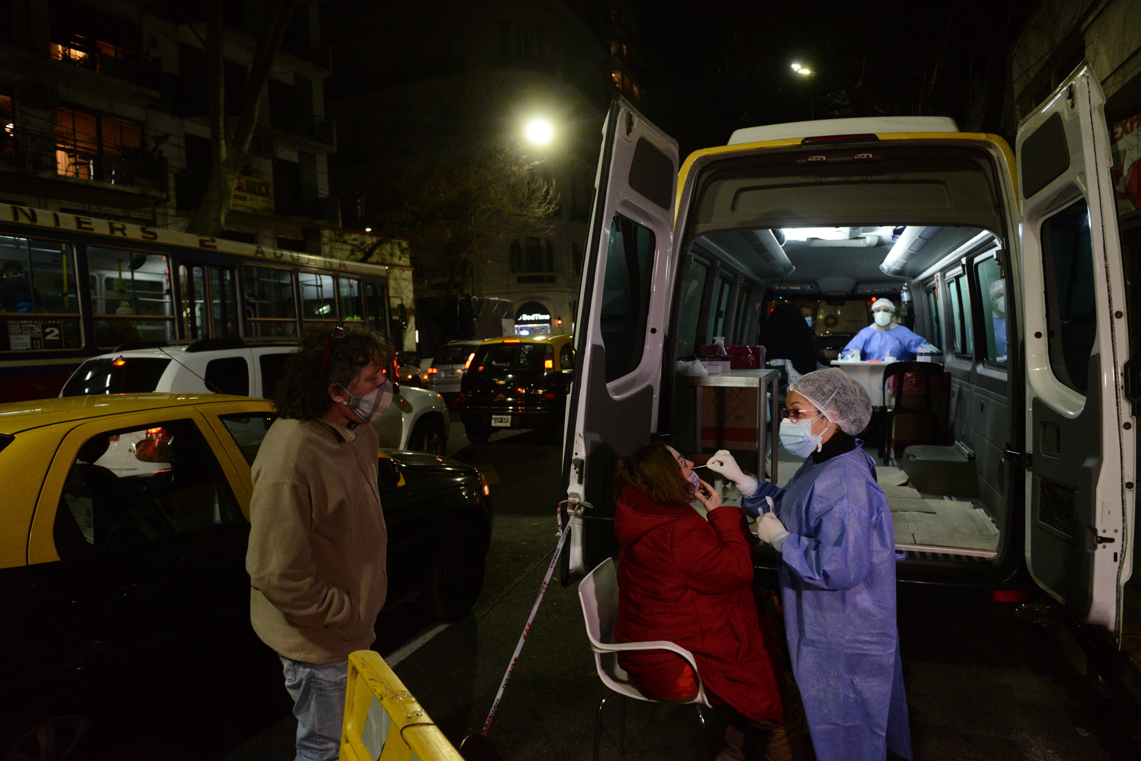 Unidad de testeo móvil del gobierno de la ciudad hisopando a vecinos de Av Belgrano al 2100 intentanto de detectar la variante Delta del Covid 19 en la ciudad de Buenos Aires
Covid 
Fotos Clarín