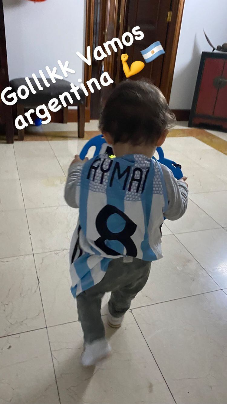 Félix usó la camiseta a su mamá para ver el partido.