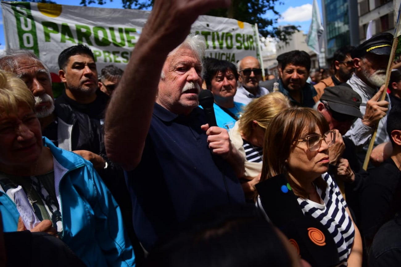 El líder del Suoem, Rubén Daniele, en la asamblea del sindicato frente a la municipalidad.  (José Gabriel Hernández / La Voz)