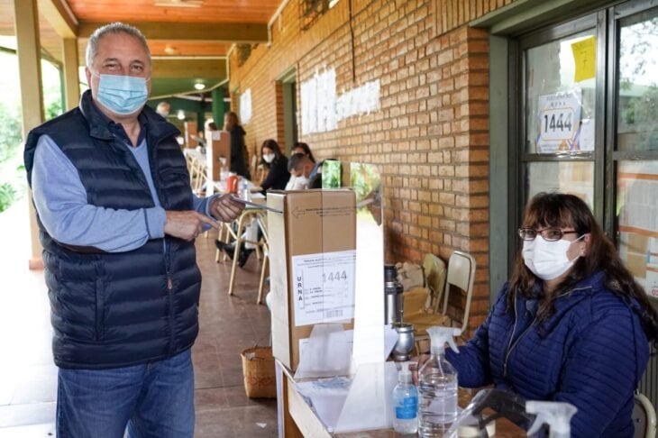 El diputado provincial Hugo Passalacqua emitió su voto y agradeció al personal de seguridad, autoridades de mesa y fiscales que están “garantizando el derecho sagrado del voto”