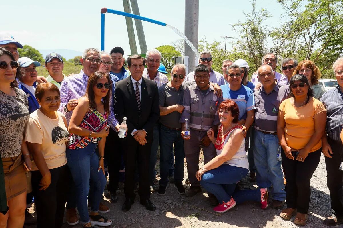 El gobernador Carlos Sadir y el presidente de Agua Potable de Jujuy S.E., Juan Carlos García, con los vecinos de Lagunas de El Ceibal, en el acto de inauguración de las obras.