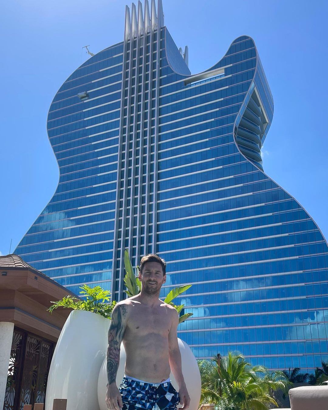 Lionel Messi posó con el hotel con forma de guitarra eléctrica. (Instagram)