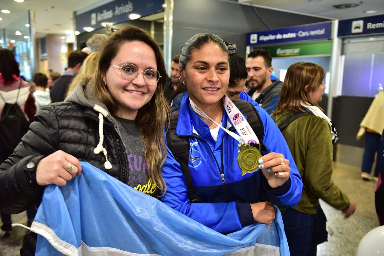 Llegan a Córdoba las Murciélagas campeonas del mundo en Inglaterra (José Hernandez / La Voz)