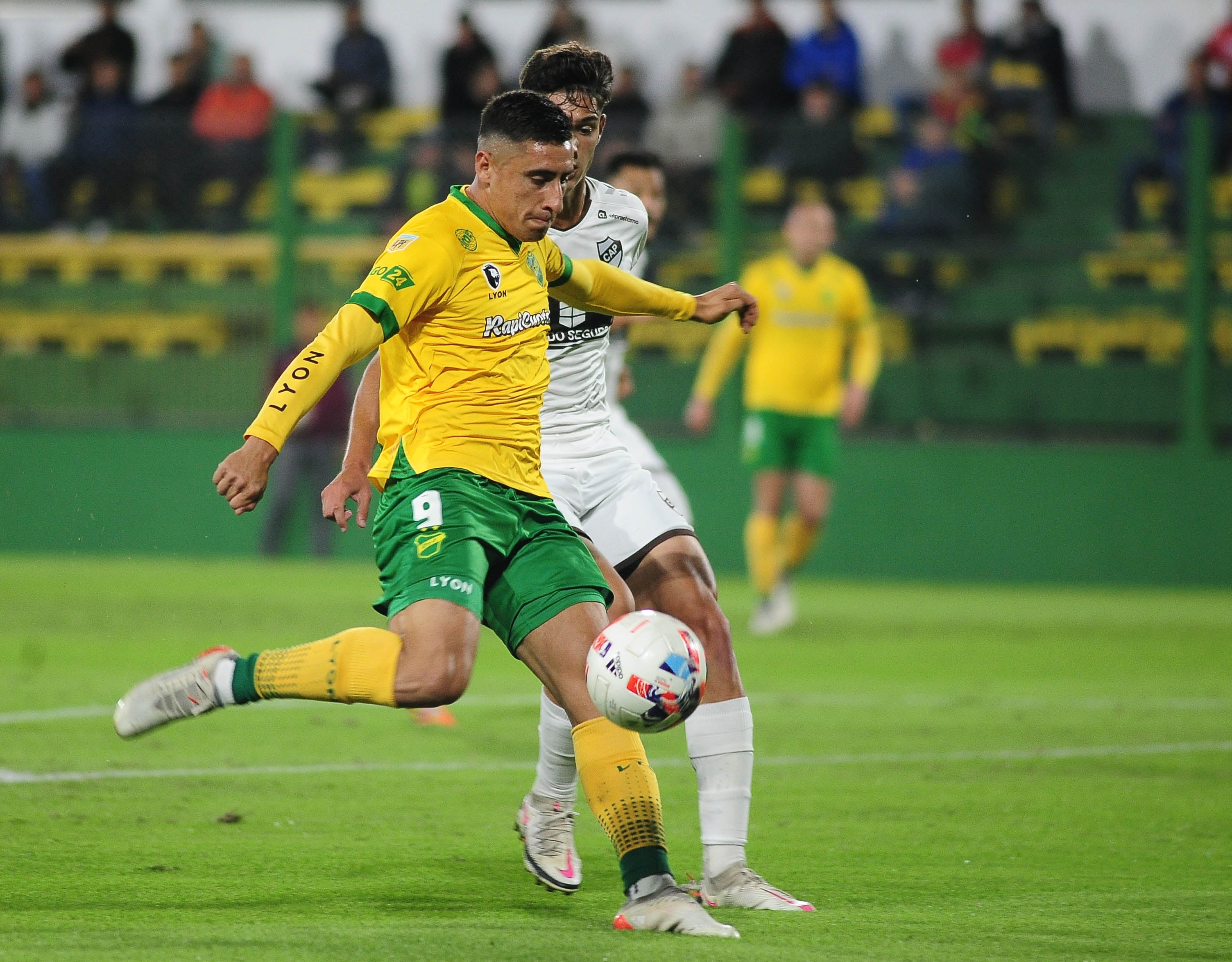 Miguel Menentiel, goleador del Halcón. (Fotobaires)