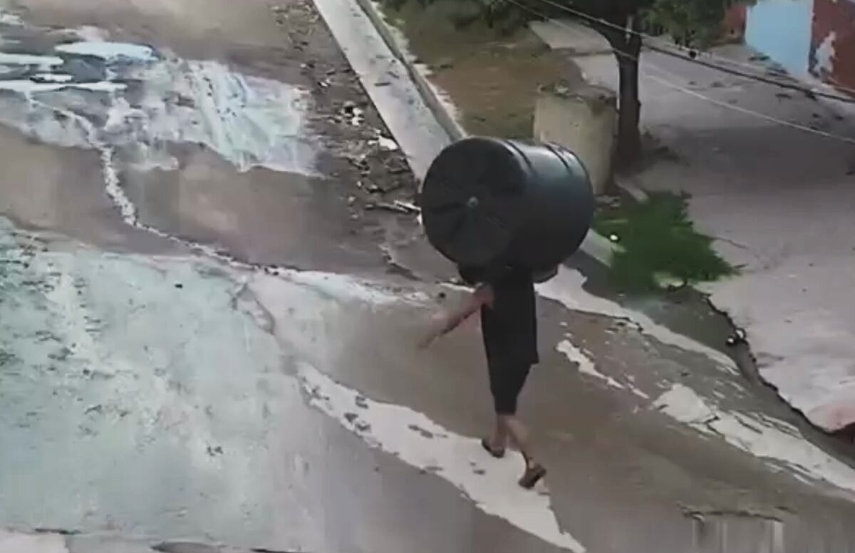 Insólito robo en Córdoba: intentó llevarse un tanque de agua al hombro, quedó grabado y fue detenido