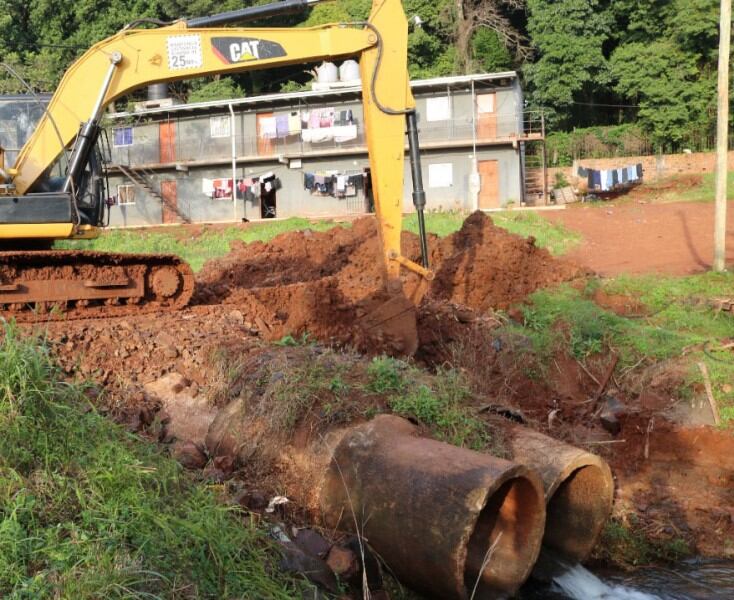 Continúan realizando trabajos hídricos en Oberá.