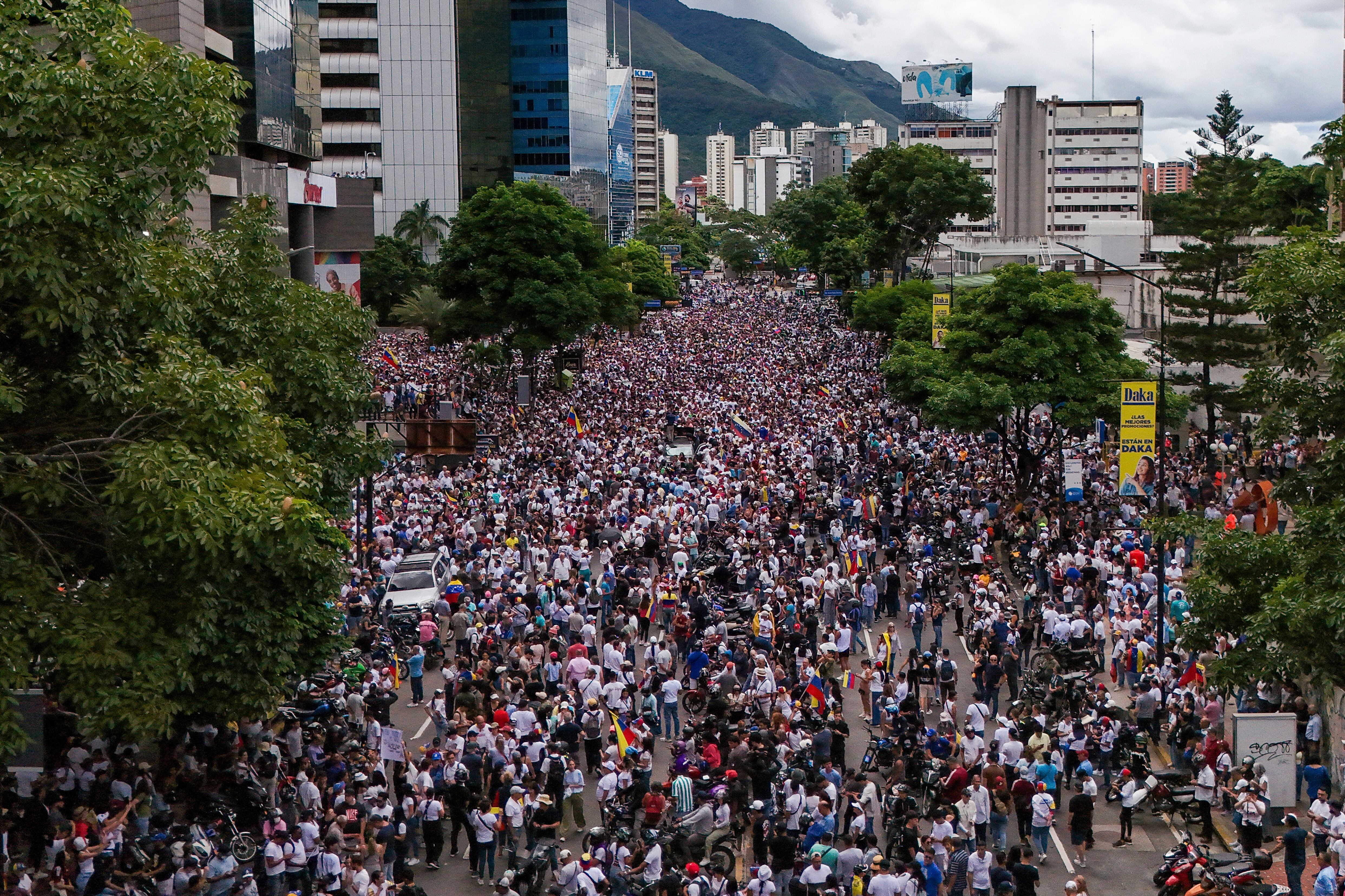 Manifestantes protestan contra la certificación del Consejo Nacional Electoral (CNE) de la reelección del presidente Nicolás Maduro en Caracas, Venezuela, el martes 30 de julio de 2024, dos días después de la elección presidencial. (AP Foto/Matías Delacroix)