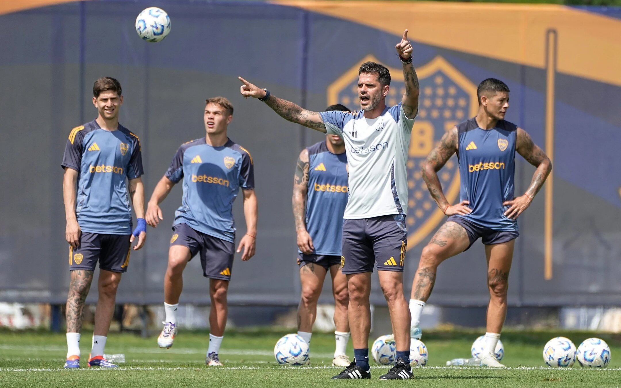 Gago cambia la defensa y tiene más opciones en el banco (Boca)