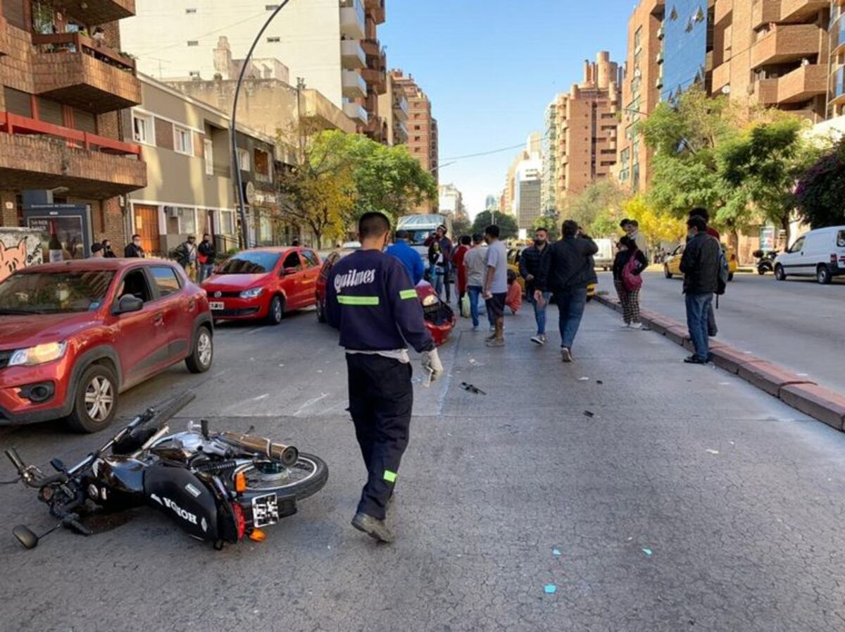 Córdoba: motochorro arrebató un celular y le tiraron un pack de gaseosas para frenarlo