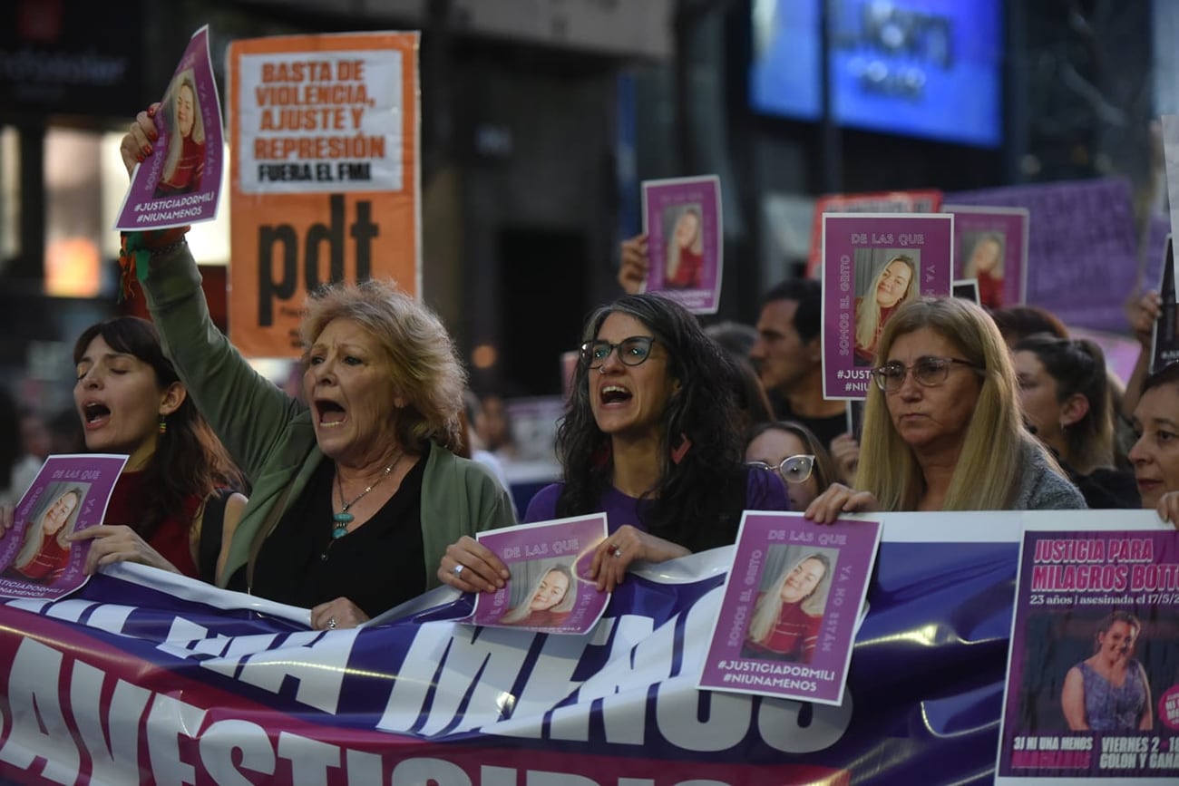 Comenzó y es multitudinaria la marcha Ni Una Menos en Córdoba. (La Voz/Facundo Luque)