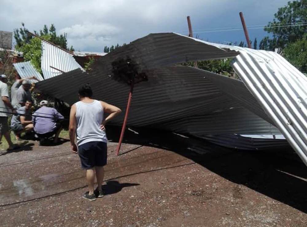 El fuerte viento hizo volar los techos de chapa de un galpón en el carril Montecaseros de San martín. Gentileza