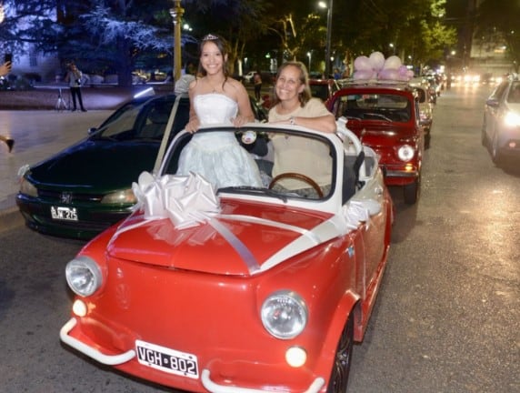 Mía fue escoltada al salón de fiesta por una caravana de Fiat 600 en memoria de su padre.