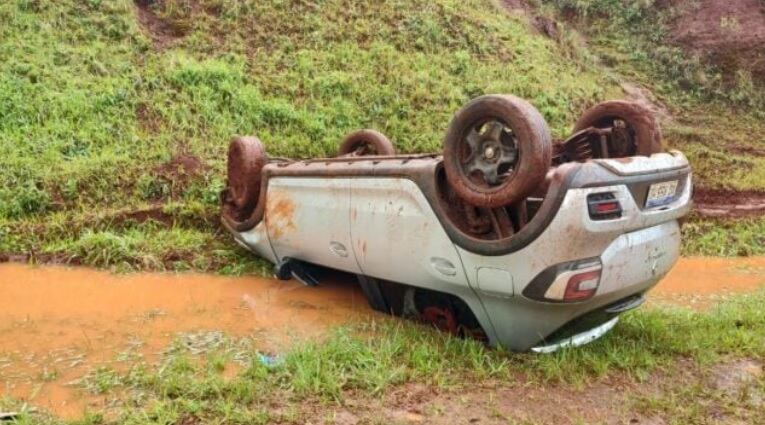 Terminó en posición invertida tras volcar con su automóvil en Apóstoles.