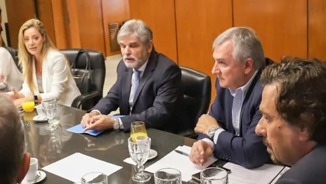 El gobernador Morales, junto a sus pares de Salta y Catamarca, robustecen la institucionalidad de la Mesa del Litio, con miras a avanzar en la explotación integral de ese recurso estratégico, apuntando especialmente a la ampliación y el fortalecimiento de la cadena de valor del litio.