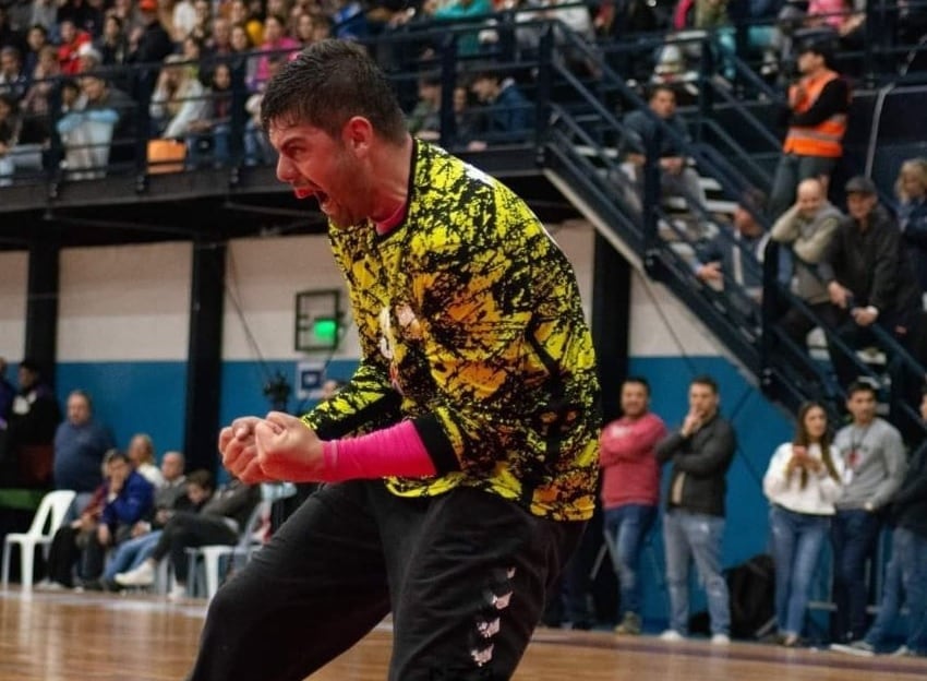 misés Agustín Pérez quien fuera brutalmente atacado por una patota a la salida de una fiesta en Chacras es arquero del equipo de handball de Maipú. Los Andes