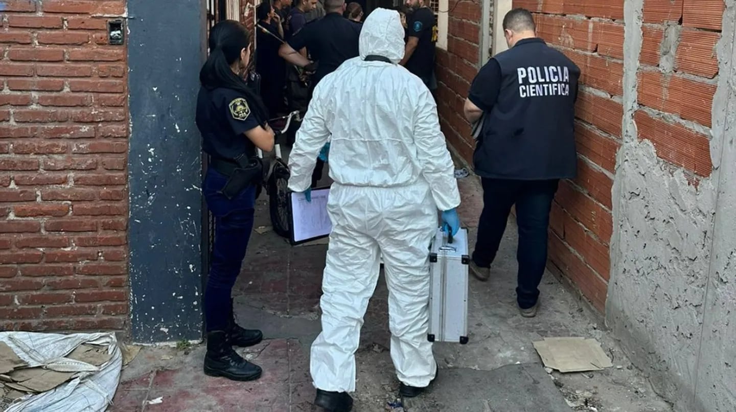 La Policía allanó la vivienda y encontró el cuerpo dentro de un cajón enterrado.