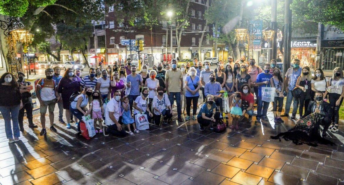 El intendente Ulpiano Suárez junto a comerciantes adheridos y vecinos durante la inauguración del Paseo comercial a cielo abierto Plaza España