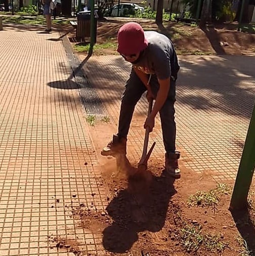 La plaza San Martín de Puerto Iguazú se encuentra en obras de mantenimiento.