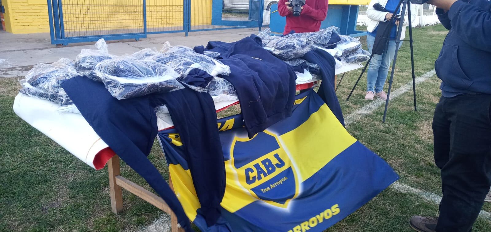 El Frente de Todos entregó indumentaria deportiva al Club Boca Juniors