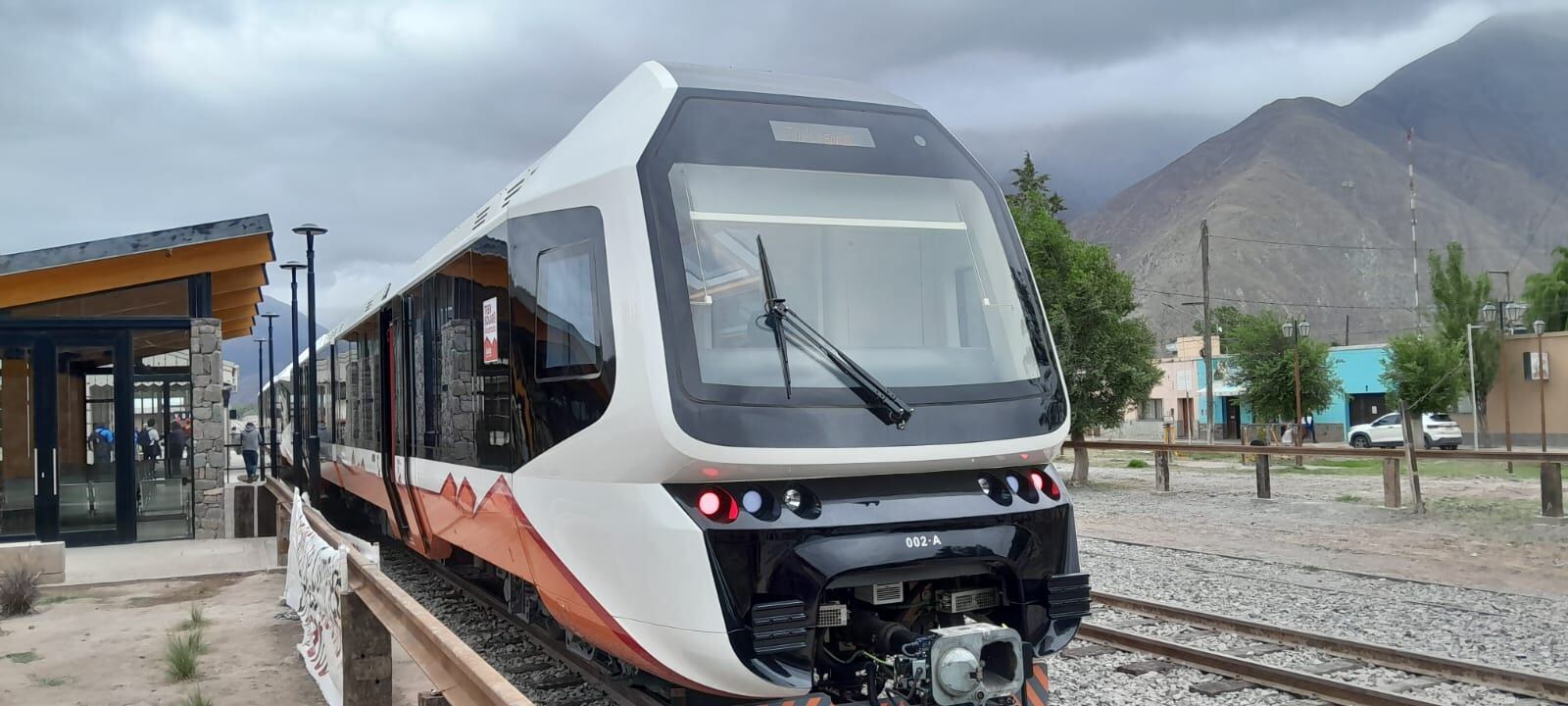 Llevando a bordo a funcionarios locales, diplomáticos chinos, empresarios, trabajadores y vecinos, el Tren Solar de la Quebrada hizo su viaje inaugural este jueves.