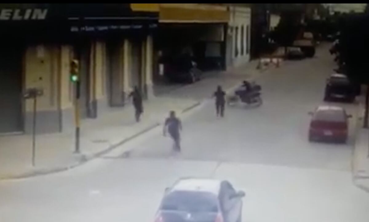 Video: un agente de tránsito terminó internado al intentar detener a una moto
