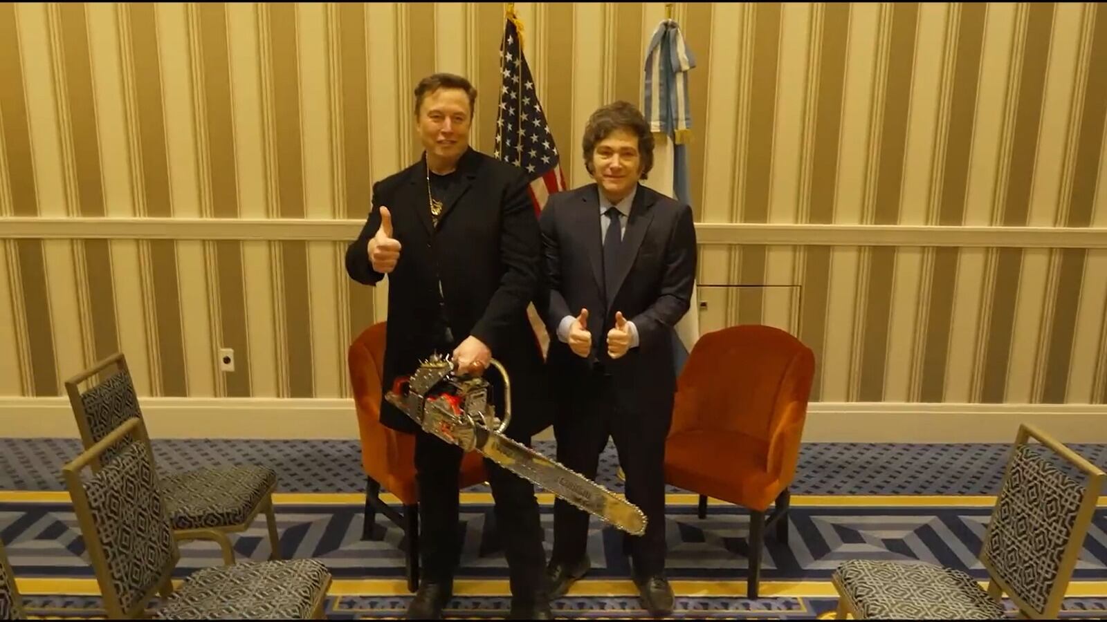 Javier Milei y Elon Musk en Washington: el Presidente le regaló una motosierra. (Captura)