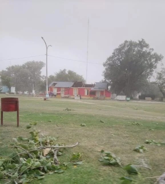 Destrozos por los fuertes vientos en San Luis.