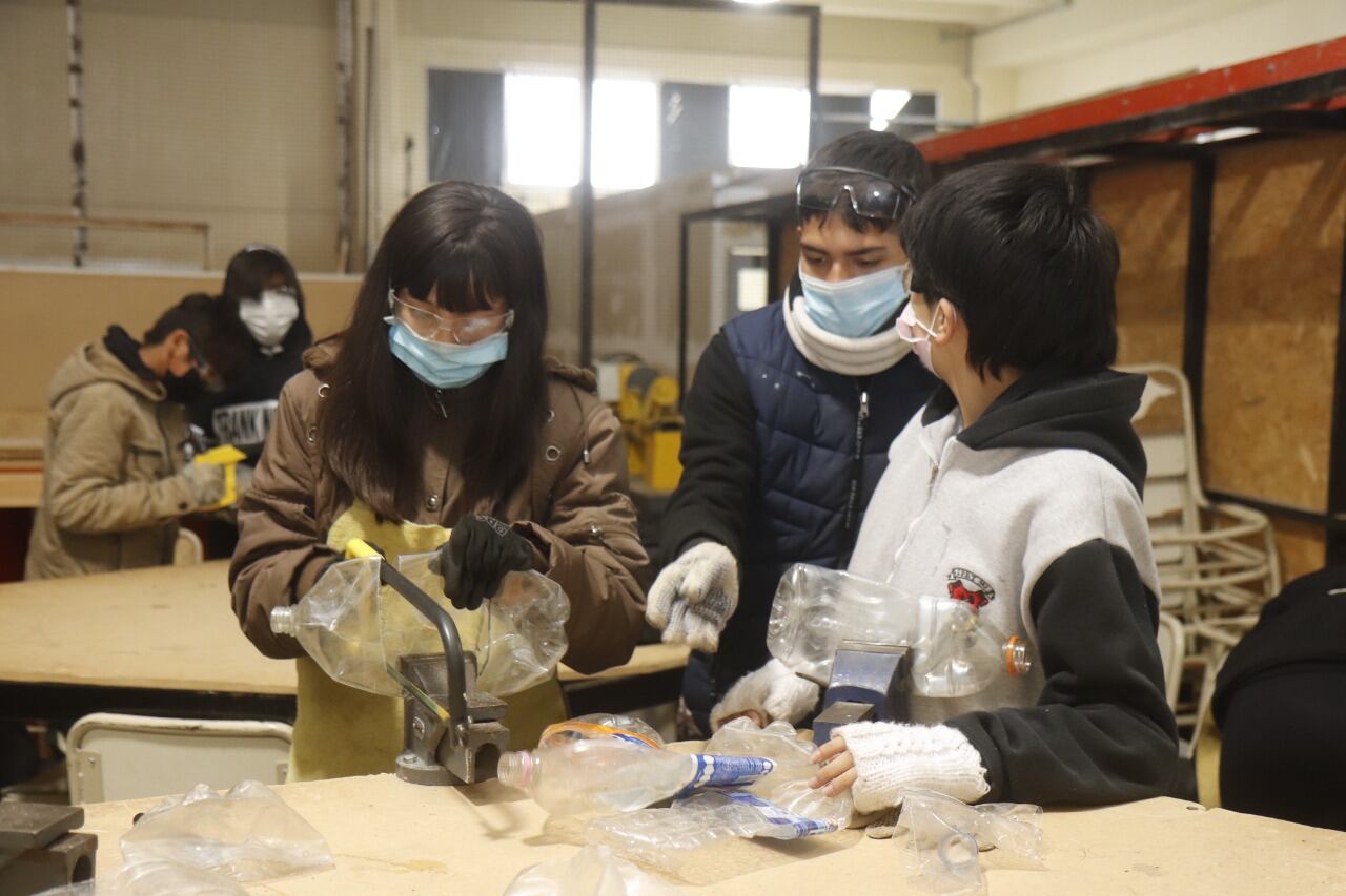 Jóvenes reciclan botellas y participan de jornadas ambientales