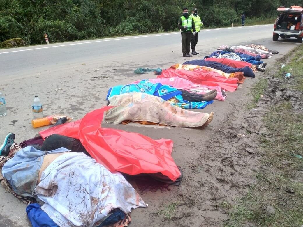 Labores de rescate de un ómnibus accidentado en Cochabamba (Bolivia).