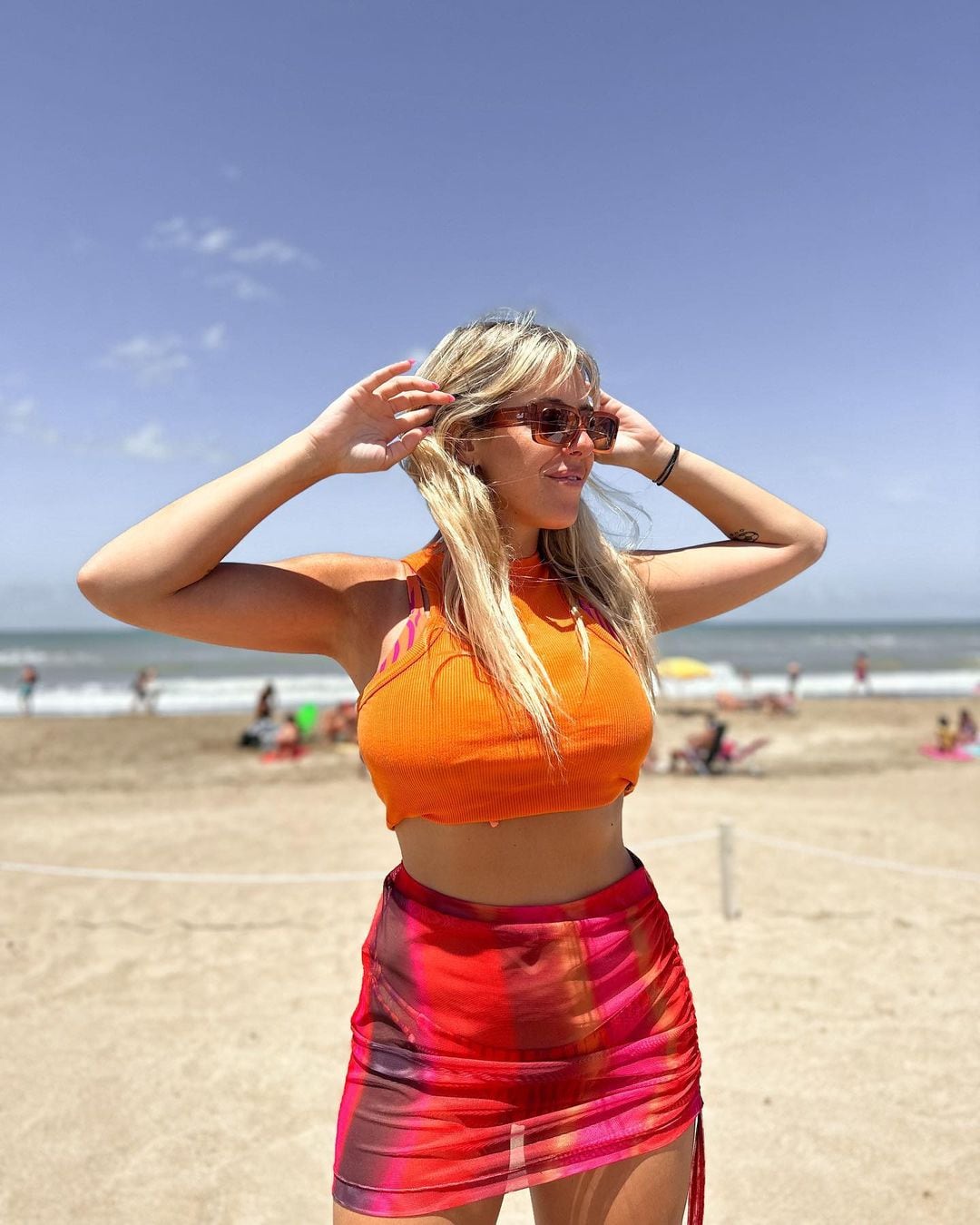 Nati Jota muestra su look de verano en colores cálidos