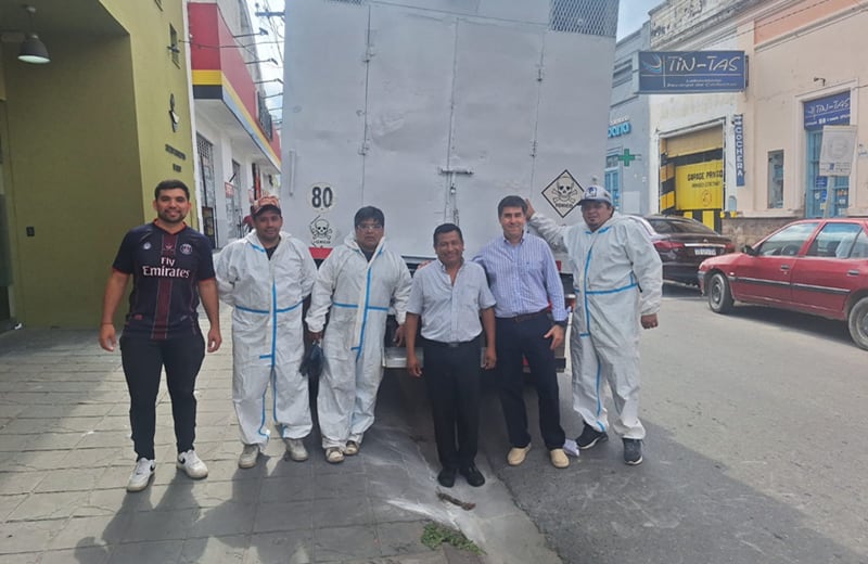 El presidente del Colfarjuy, Gustavo Martínez (segundo desde la derecha) y miembros de la entidad, al momento de entregar formalmente los residuos medicinales para su incineración.