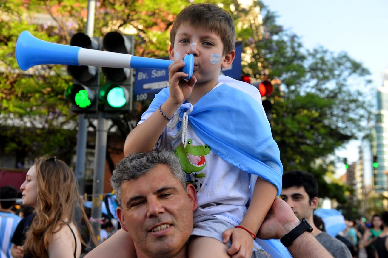 Festejos en el Patio Olmos en Córdoba. Argentina le ganó un partido clave a México. (José Hernández / La Voz)