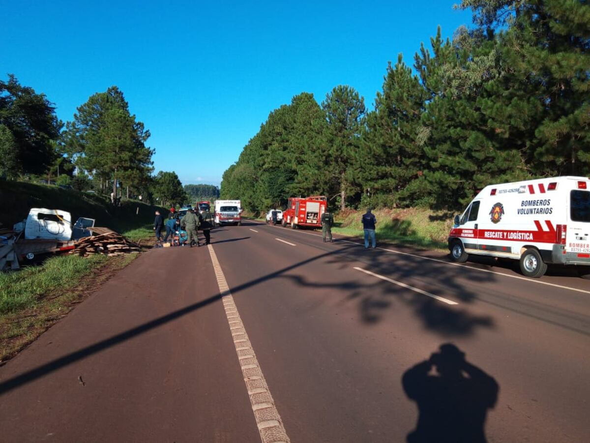 Colonia Guaraní: matrimonio quedó atrapado dentro de un camión tras despiste