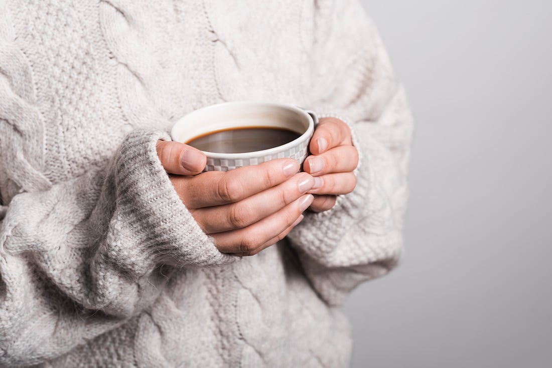 En los meses de frío nos apetecen más las bebidas calientes, como el café. Lucía y Carlos venden café y chipa para pagar su universidad . Foto: Freepik / Grupo Edisur.