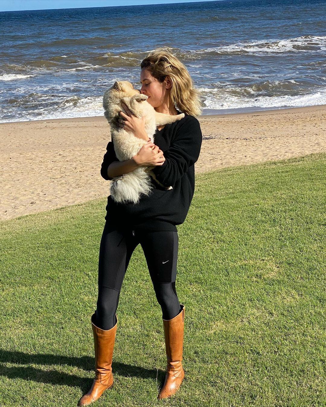 Elina Fernández y su perro Gino Costantini.