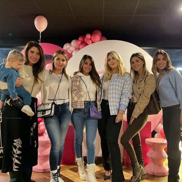 Antonela Rocuzzo y Wanda Nara juntas en 2021 en el cumpleaños de Isabella Icardi