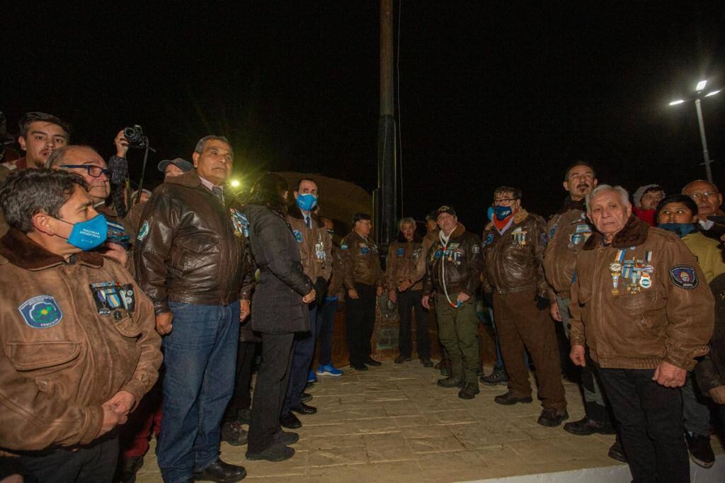 Vigilia multitudinaria en Plaza Malvinas por los 40 años de la Gesta de Malvinas.