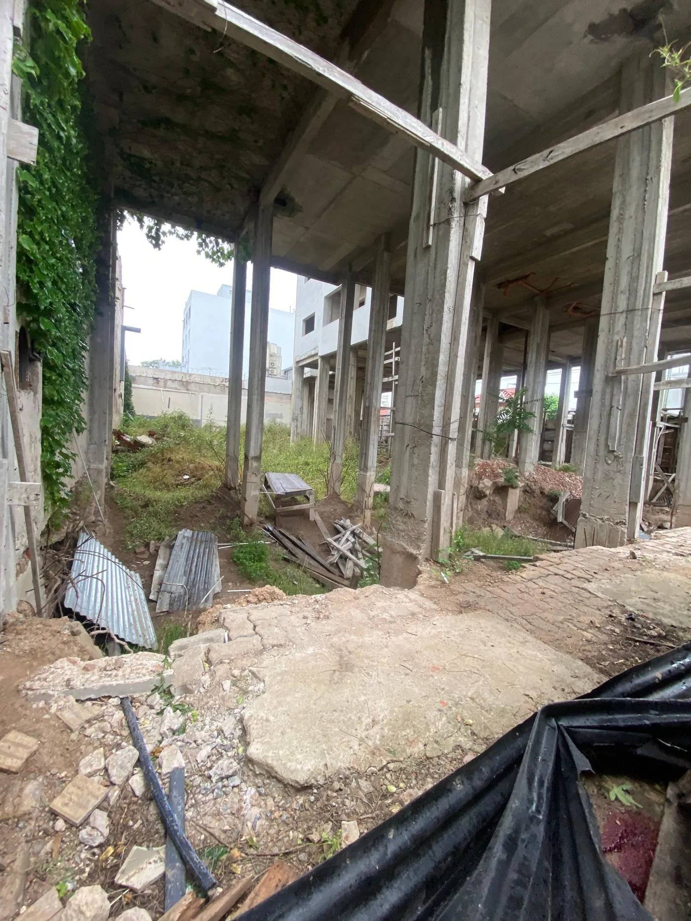 Según declaraciones de vecinos, el edificio está abandonado.