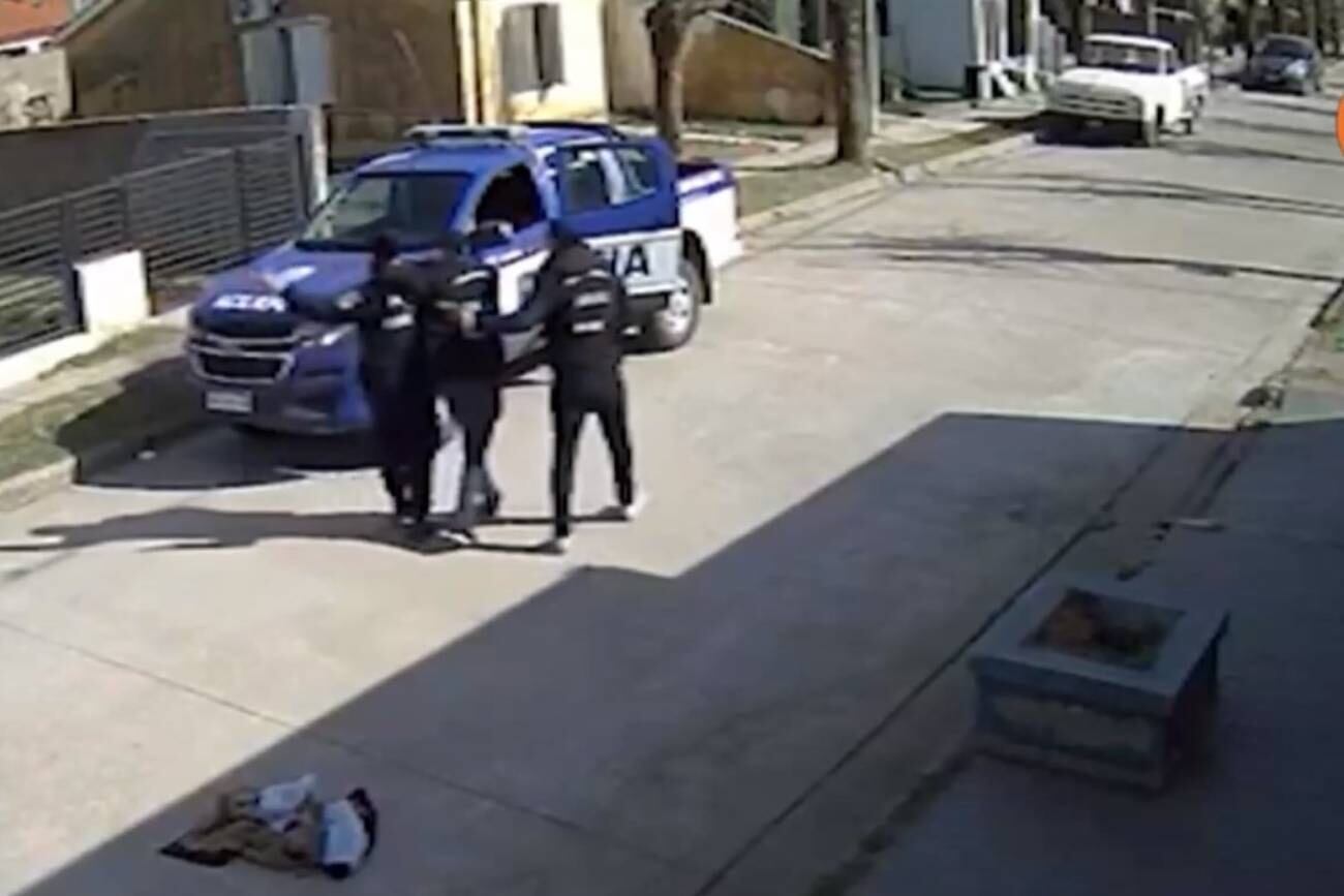 Violencia e impunidad. Dos de los ladrones se llevan a un policía de rehén y se llevan el patrullero. Sucedió en Elena. (Captura de TV)