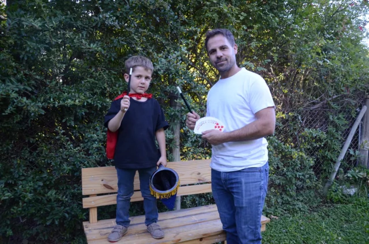 Benjamín y Juanba realizan trucos de magia para sus conocidos.