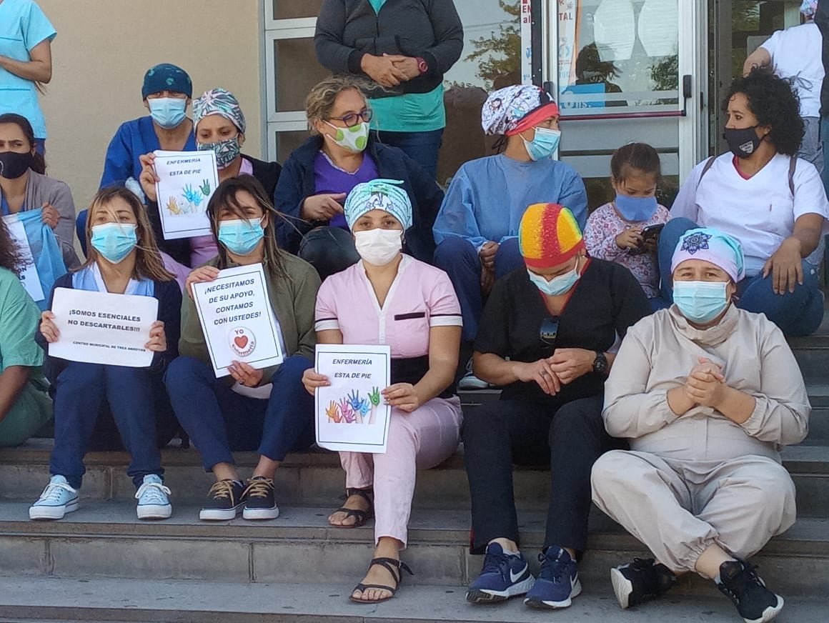 Personal de Enfermería del Hospital Pirovano de Tres Arroyos realizan retención de tareas y una protesta frente al nosocomio