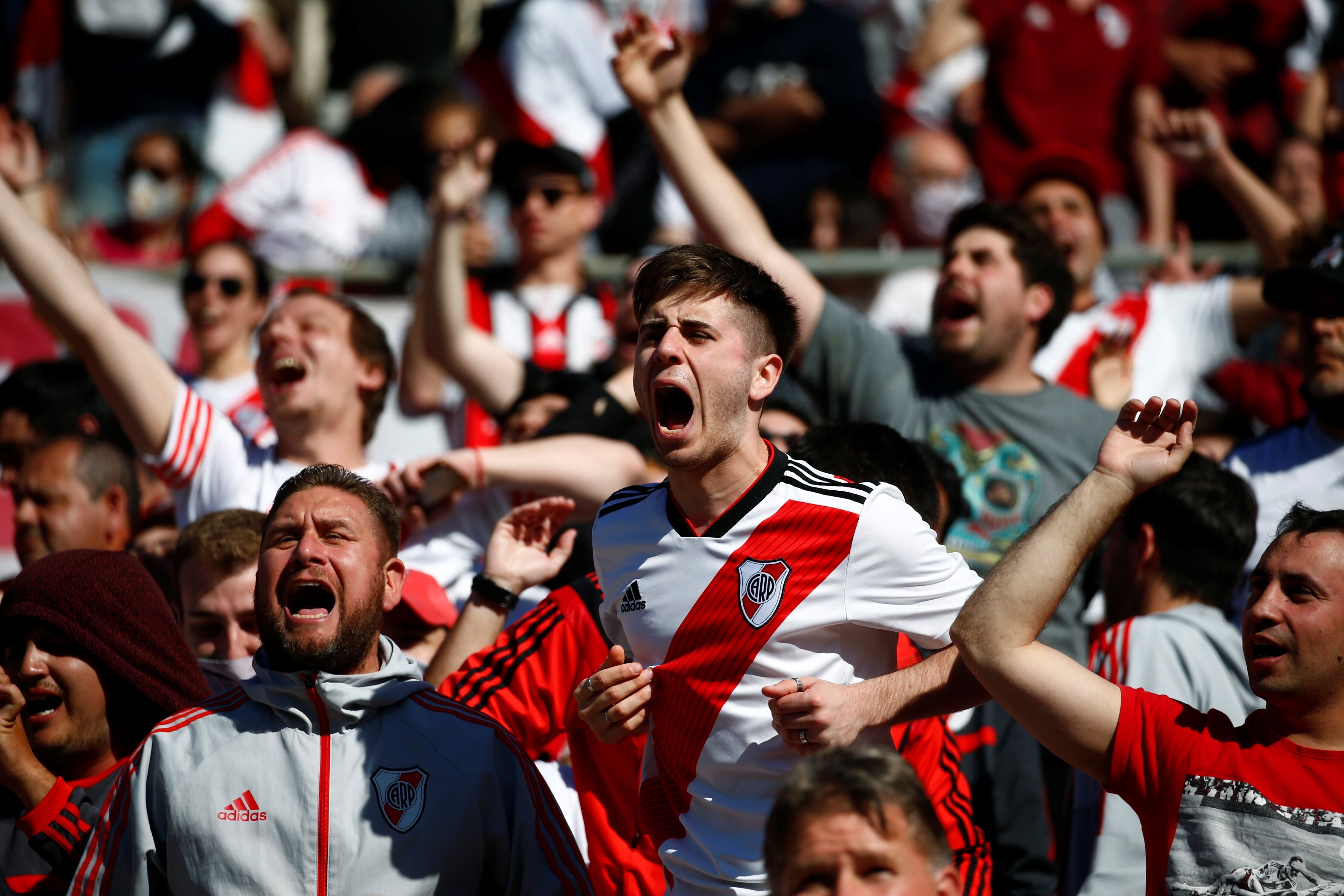 Hinchas de River en la previa del Superclásico, disfrutando de su regreso a los estadios. (Foto: AP)