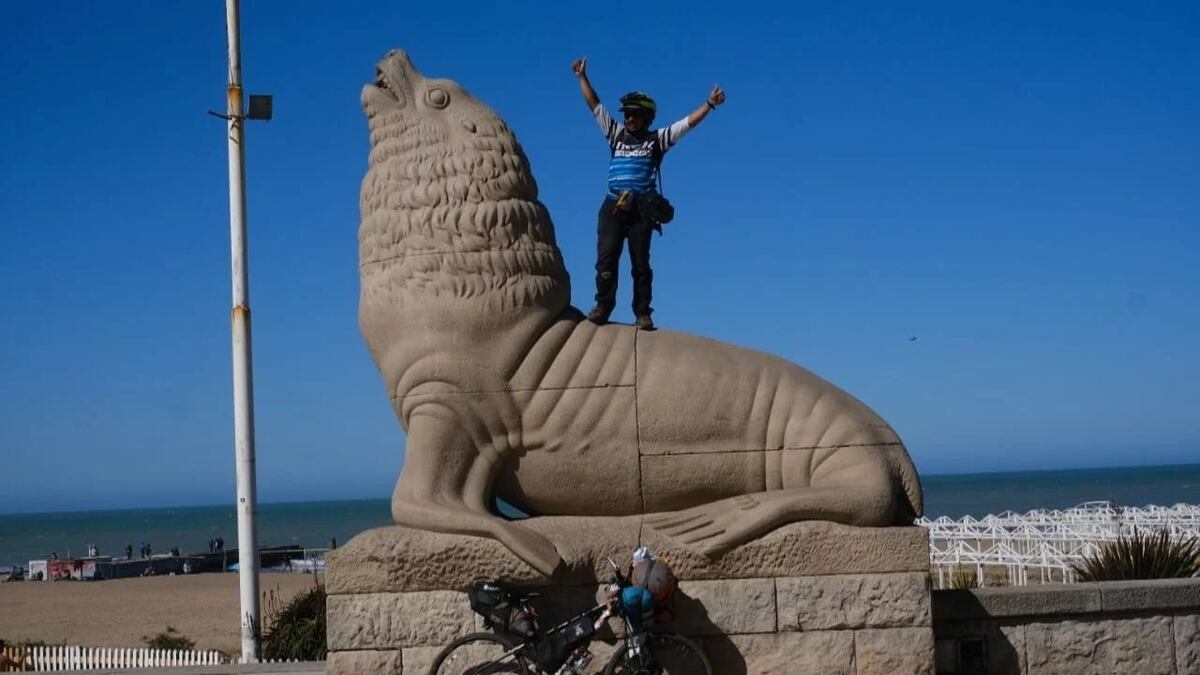 Carlos Trujeque llegó a Mar del Plata después de viajar un año en bicicleta