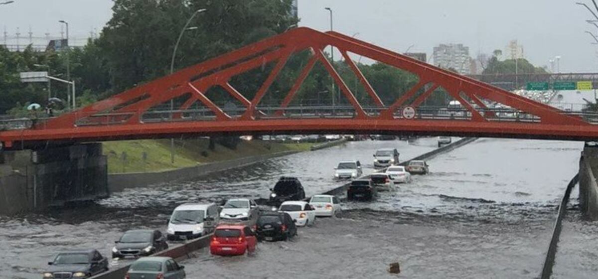 Por la lluvia se inundó la General Paz y varías calles de la Ciudad