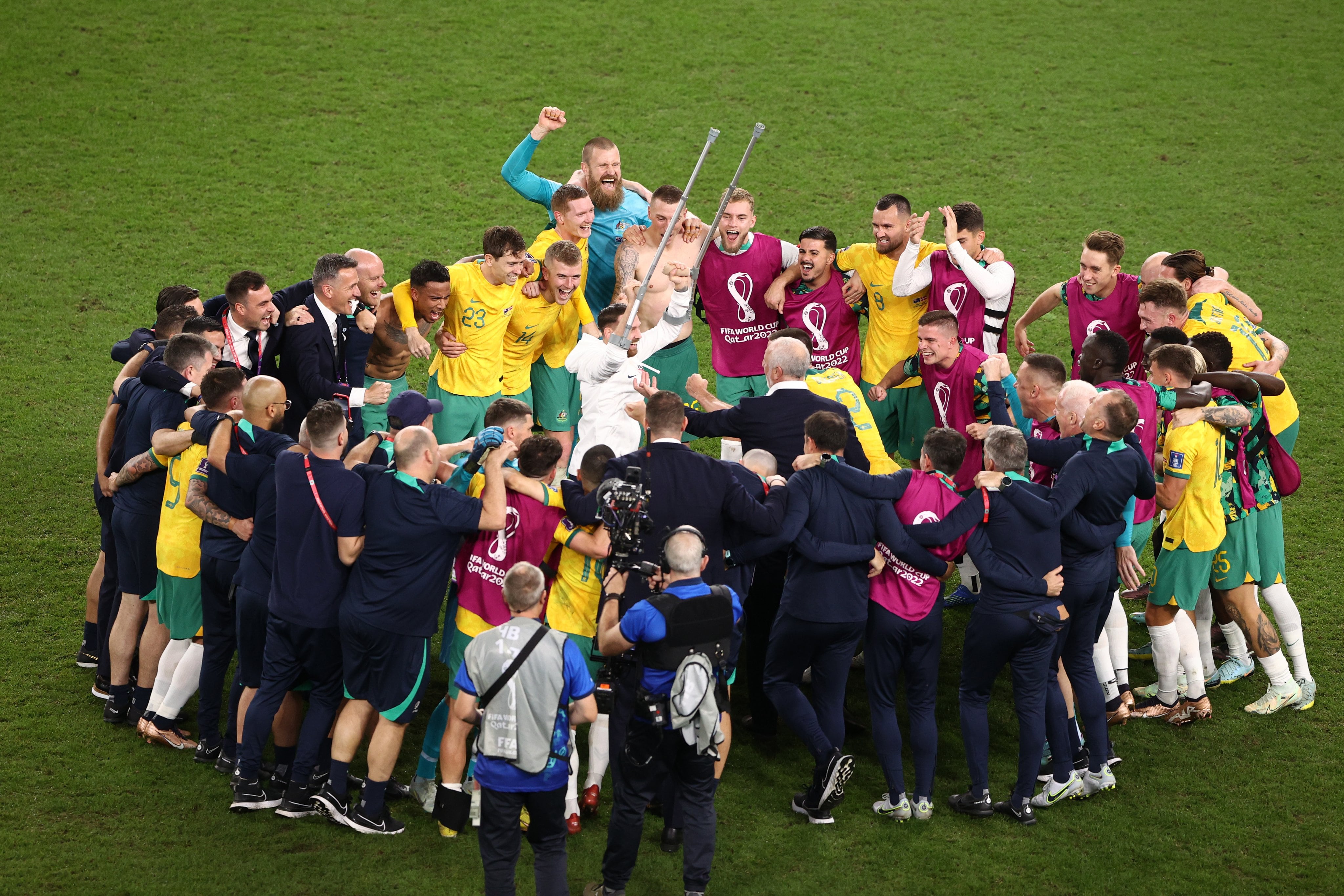 Australia festeja su pase a los octavos de final. Foto: AP.