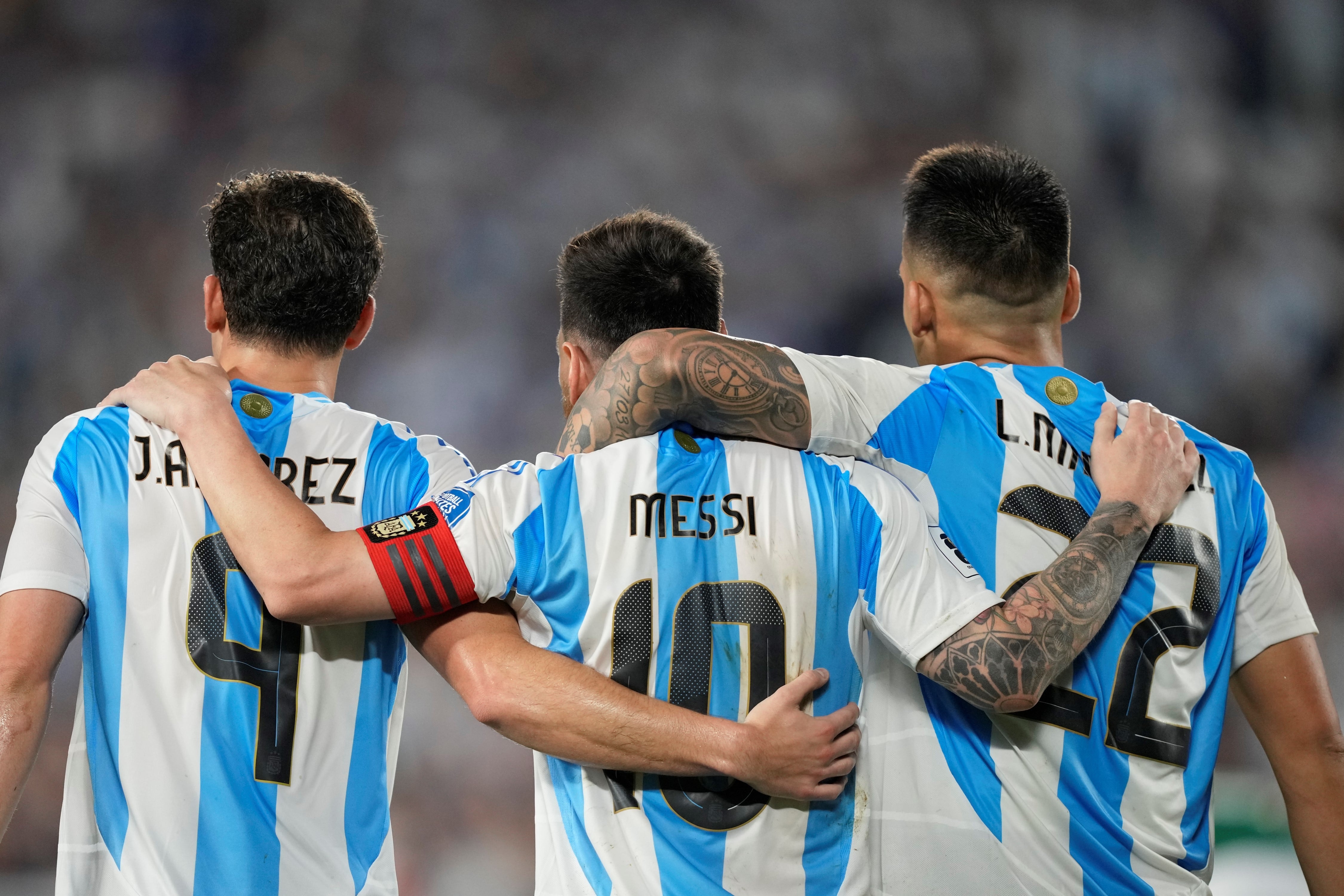 Álvarez, Messi y Lautaro en el triunfo de Argentina sobre Bolivia. (AP)