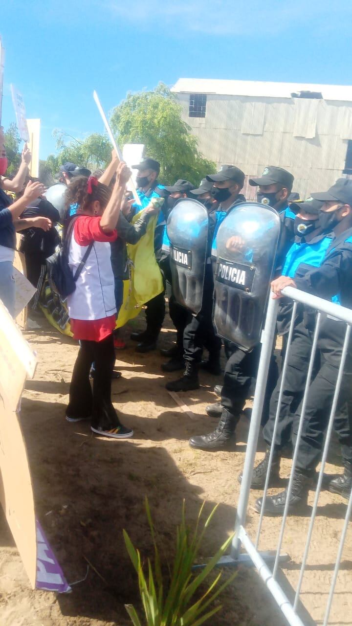 Mientras en Rawson había reuniones, en Comodoro los docentes protestaban.