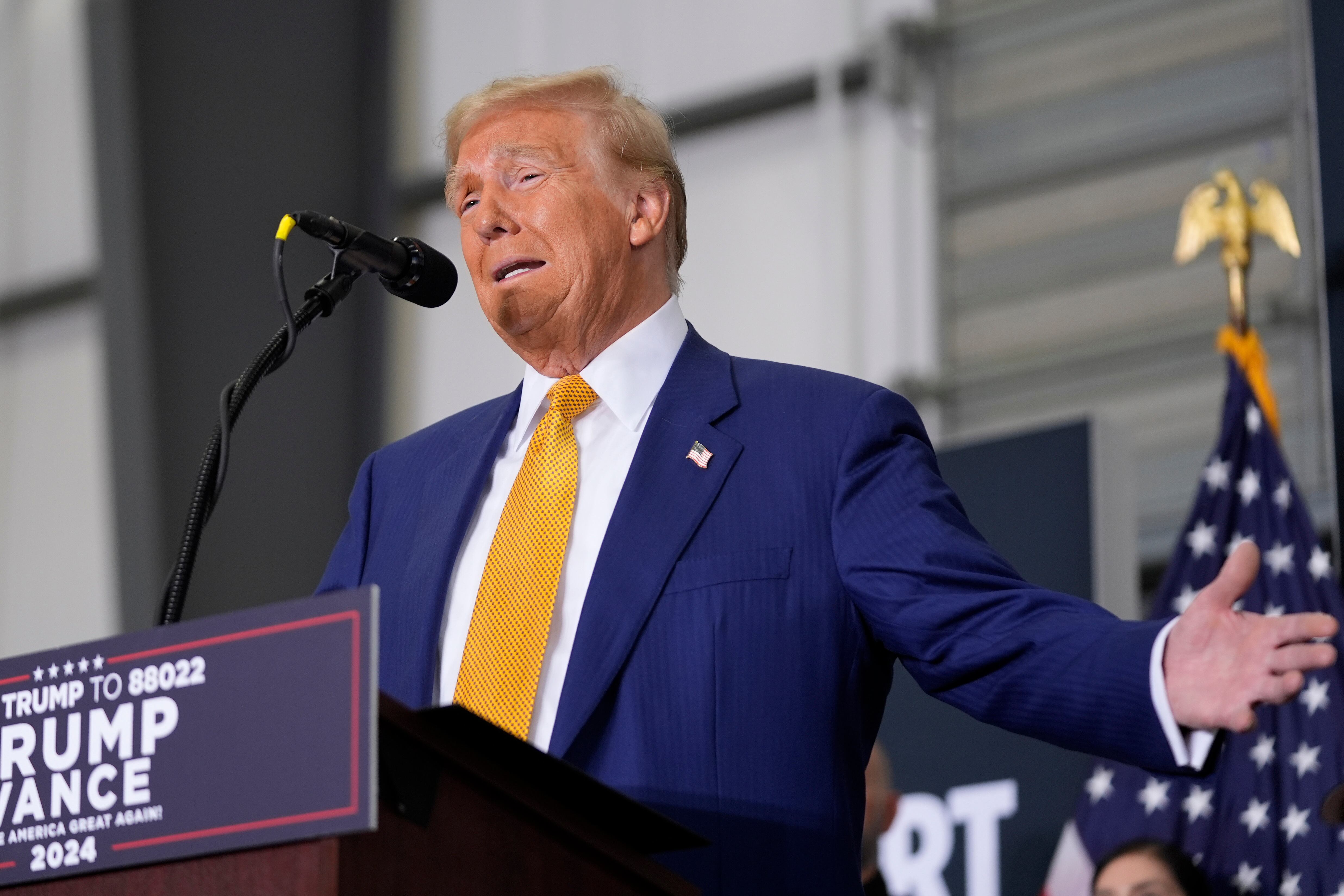 El expresidente Donald Trump, candidato presidencial republicano, habla durante una conferencia de prensa en el Aeropuerto Internacional Austin-Bergstrom, el viernes 25 de octubre de 2024, en Austin, Texas. (Foto AP/Alex Brandon)